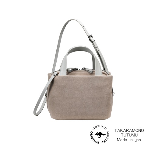TUTUMU 品牌 Suede tre tote 方形兩用托特包，米色麂皮材質，搭配白色提把與灰色可調式斜背帶，簡約時尚。