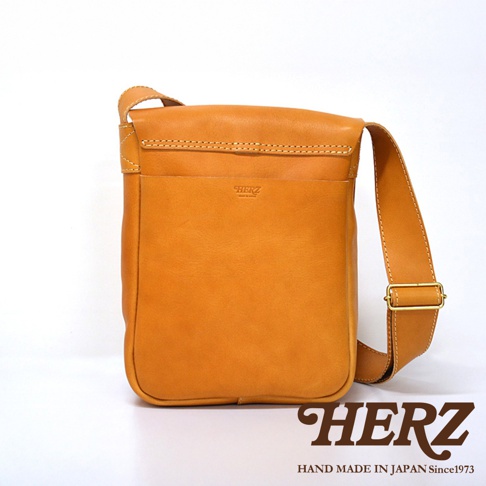日本HERZ職人手作皮革軟皮直式斜背包，駝色，簡約設計，適合日常攜帶。