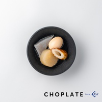 黑色CHOPLATE沙拉碗盛有日式關東煮，包含一顆水煮蛋、一塊蘿蔔、一片魚板及一塊三角形的蒟蒻，碗內有湯汁，整體呈現精緻的日式料理風格。