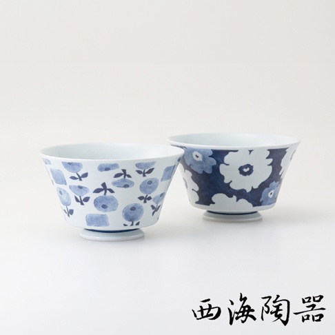 兩個陶瓷丼飯碗，一個裝飾有藍色小花圖案，另一個則是大塊的藍色花卉圖案，碗身呈喇叭狀，底部有座。