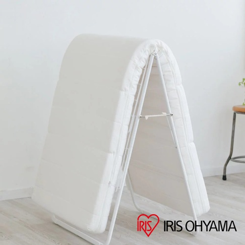 白色蝴蝶式曬衣架，由金屬支架構成，兩側展開的曬衣區域覆蓋白色布料，布料有明顯的縫線紋路。