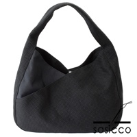 黑色三河木綿刺子織半月包，織紋細膩，設有單肩背帶，包身呈現半月弧形，簡約大方。