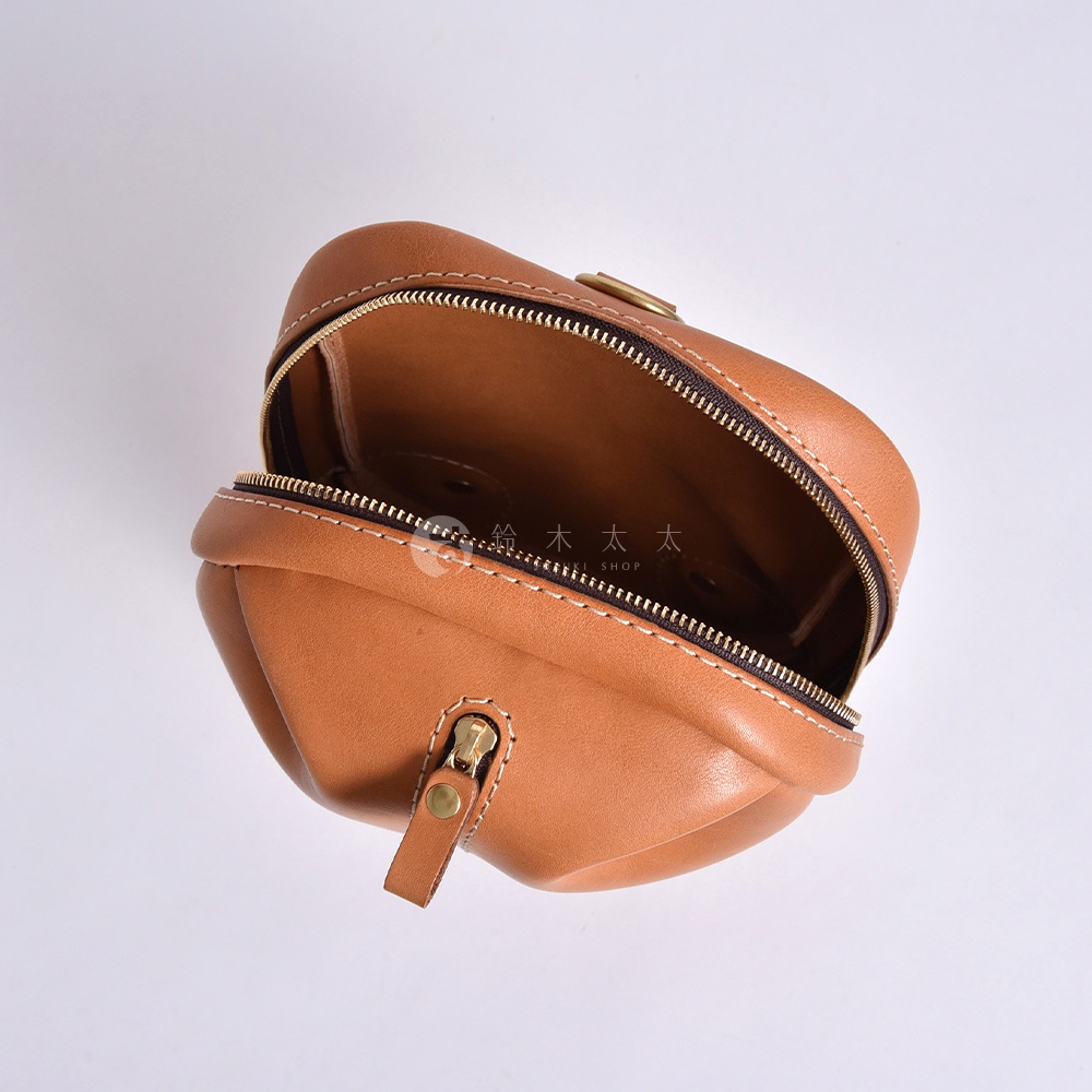 HERZ 職人手作駝色Stare皮革立體運動斜背包，拉鍊開口，底部有拉鍊小袋