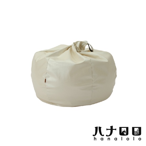 奶油色皮革懶骨頭沙發，呈圓潤的洋蔥狀，上方有束口和金屬提環，適合居家休閒。