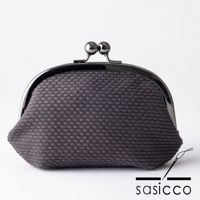 深灰色三河木綿刺子織口金零錢包，採用傳統刺子織紋理，搭配金屬口金開合。