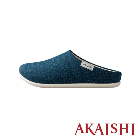 藍色針織紋布面包覆式室內拖鞋，米白色鞋底，左側有白色品牌標籤。