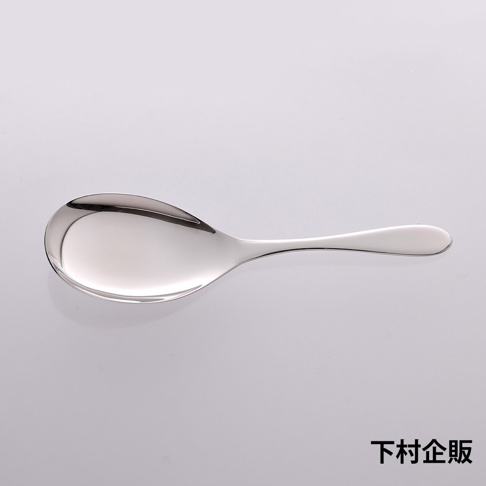 一面光滑的不鏽鋼料理分食匙，具有寬大且略帶弧度的勺頭，以及一體成形、簡潔的握柄，呈現銀色金屬光澤。