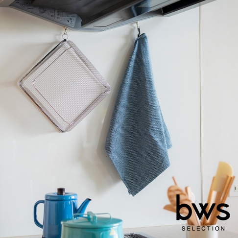 不鏽鋼方型簡約瀝水籃，銀色金屬網格設計，掛在廚房牆壁上。