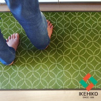 綠色榻榻米廚房地墊，織有白色連續圓形圖案，質地清晰可見。