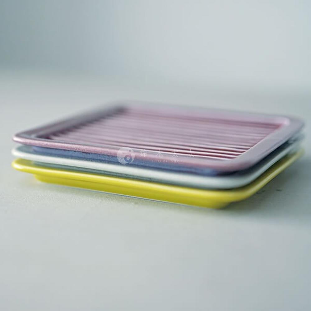 疊放的 ITSUMO 美濃燒素釉吐司酥脆專用盤，由上至下分別為粉紫色、藍色和黃色，盤面帶有烤紋，材質為陶瓷。