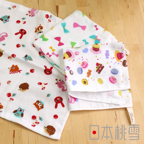白色紗布方巾，印有小動物（如貓、兔子、貓頭鷹、刺蝟）和蝴蝶結圖案；另一條紗布方巾印有馬卡龍、蛋糕、糖果等甜點圖案，材質為柔軟的紗布。