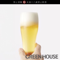 手持一杯裝有啤酒的玻璃杯，啤酒上覆蓋著濃密的白色泡沫。玻璃杯是透明的，可以清楚地看到啤酒的淺黃色。