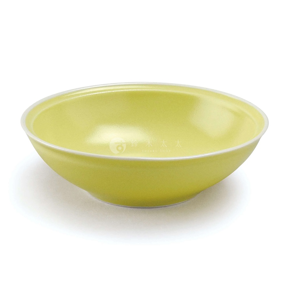 Ciel 美濃燒淺碗，呈現柔和的黃綠色釉彩，碗緣帶有細緻的白色滾邊，陶瓷材質，造型簡約素雅。