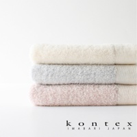 疊放著三條今治厚感兔耳連帽浴巾，分別為米白色、淺灰色和柔粉色。浴巾質地柔軟蓬鬆，帶有明顯的織紋。