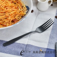 日製熔岩黑石餐叉，四齒設計，黑色霧面金屬材質，簡約現代。