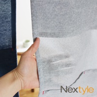 一隻手正在觸摸一塊淺灰色條紋口袋門簾。門簾由棉麻混紡材質製成，具有細膩的織紋。左側為深藍色門簾。