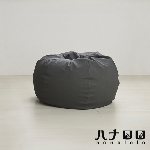 深灰色皮革款懶骨頭沙發，圓潤飽滿的洋蔥式造型，擺放在淺色木地板上，背景為白色牆面。