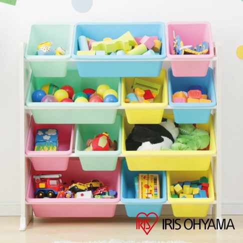 白色木製收納架，附有淺綠色、淺藍色、粉紅色和黃色塑料儲物盒，裝有各種兒童玩具，包括積木、球、毛絨玩具和模型車。