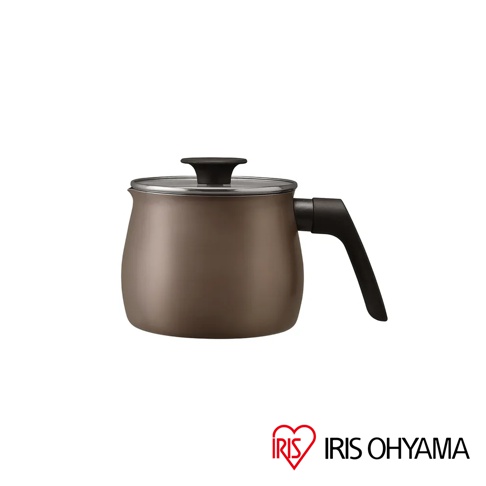 一個帶有黑色手柄的棕色單柄小湯鍋，鍋蓋為玻璃材質，邊緣為銀色金屬。