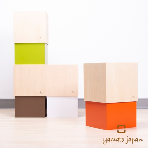 多款手作積木垃圾桶，以淺木紋與亮色系（綠、白、棕、橘）搭配，造型簡約，可堆疊擺放。