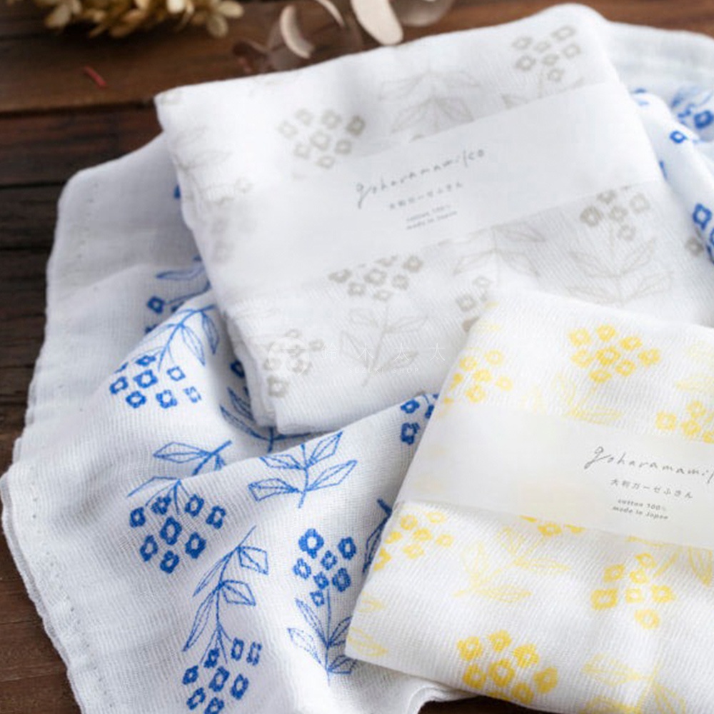 三條純棉花草紗布大拭巾，分別飾有藍色、黃色和灰色的細緻花草圖案。