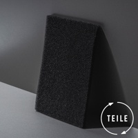 黑色廚房速乾瀝水墊，材質為泡棉，表面有細小顆粒，呈現立體方塊狀，置於深灰色背景上。