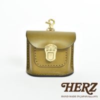 職人手作皮革耳機收納包KF-4，橄欖綠色，採用真皮革材質，設有黃銅製鎖扣與掛鉤，適合收納小型耳機，展現簡約復古風格。