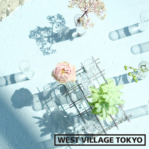 金屬網架上擺放著六個玻璃花器，其中兩個花器內有粉色玫瑰和綠色植物。其他花器內有水，顯示出產品的多格設計。