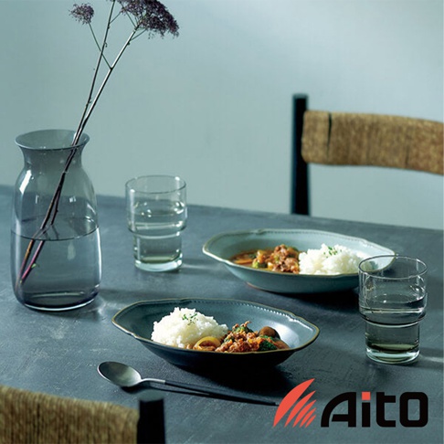 Aito Stitch 系列美濃燒金彩浮雕橢圓深盤，盤中盛有香噴噴的咖哩飯，搭配旁的玻璃杯，營造出溫馨的用餐氛圍。