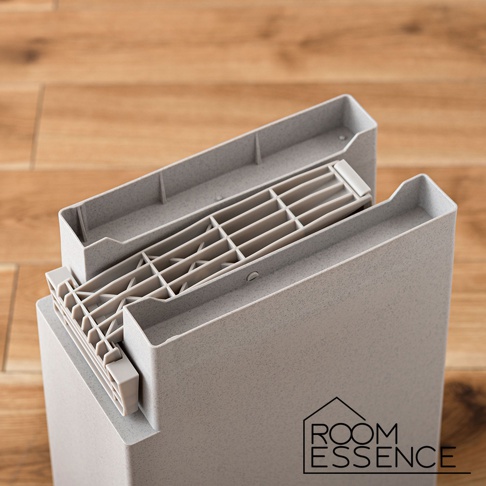 淺灰色塑膠材質的20公升垃圾桶，內部有可開合的格狀蓋子，設計簡約，帶有北歐風格。