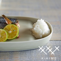 波佐見燒淺綠色長型主菜盤，盛裝烤魚、兩片萊姆及一小撮蘿蔔泥。