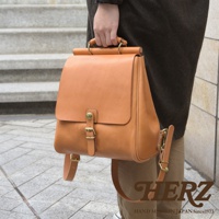 職人手作皮革屋瓦風後背包 R-15，淺棕色，光滑皮革材質，配有金色金屬扣環及皮帶。