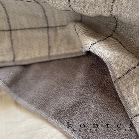 GRAPH 草木染格紋有機棉枕套，米灰色調，格紋圖案，材質為有機棉。