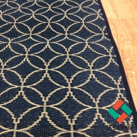 深藍色榻榻米廚房地墊，印有白色幾何重複圖案，材質為聚丙烯。