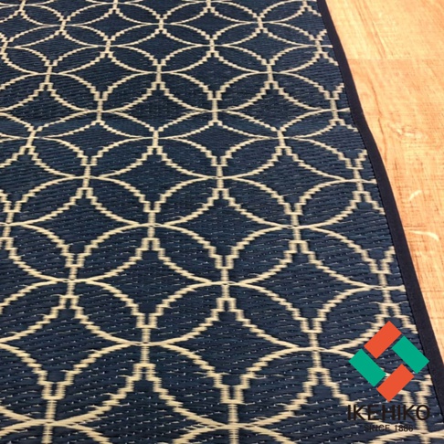 深藍色榻榻米廚房地墊，印有白色幾何重複圖案，材質為聚丙烯。