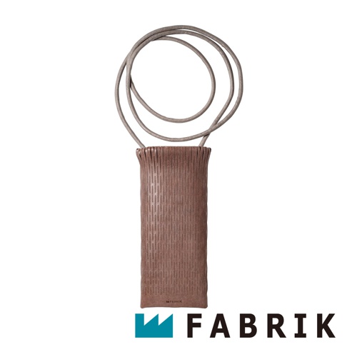 FABRIK 皮革隨形貼合伸縮小包，深棕色，帶有細長條紋雕刻和編織繩。