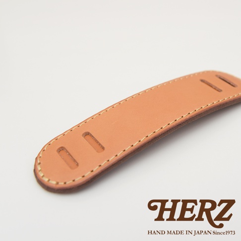 職人手作皮革肩墊，天然棕色皮革，雙層結構，車線縫製，兩端有兩個長方形開口，用於固定。