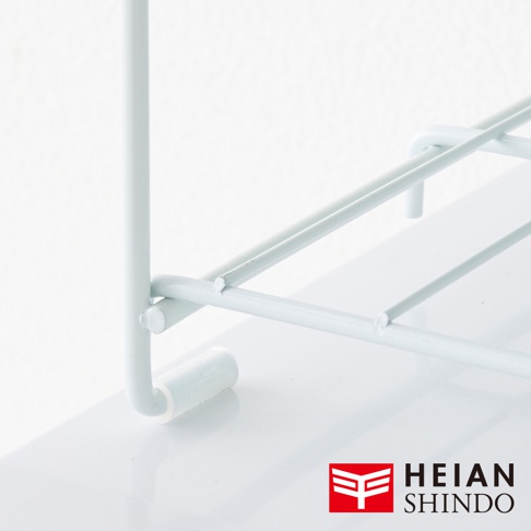 白色金屬網架結構，具有水平支撐條和垂直支架，底部有圓形腳墊，用於廚房收納。