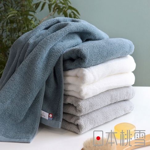 一疊今治柔絨細膩快乾吸水浴巾，包含藍色、白色和灰色。浴巾材質柔軟，觸感舒適，具有良好的吸水性。