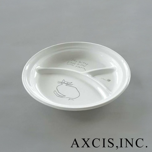 白色琺瑯材質的三格分隔餐盤，中央印有簡約的貓咪圖案及英文文字「My kitty likes to play with yarn.」，另有毛線球圖案。