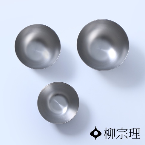 銀色不鏽鋼製成的三個調理盆，大小不一，呈現圓形，放置在淺藍色背景上，其中兩個較大，一個較小。