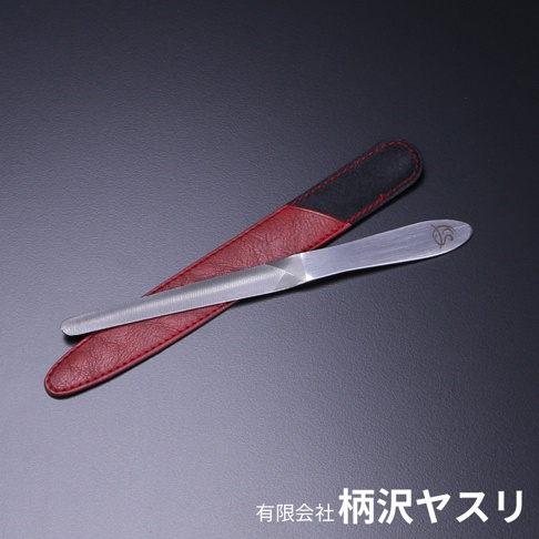 銀色金屬製成，帶有紅色皮革鞘的曲面極細高碳鋼銼刀，銼刀上刻有「S」字樣標誌。