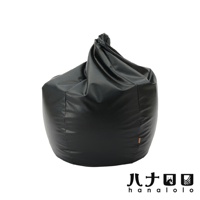 黑色皮革款懶骨頭沙發，玉子式設計，體積龐大，表面光滑，頂部束口。