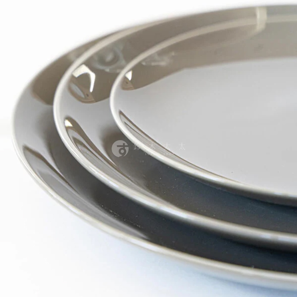 CouLeur 美濃燒圓形餐盤，採用素雅的深灰色調，盤面光滑，邊緣圓潤，營造簡約質感。