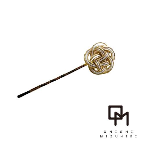 和風水引花結金絲髮夾，髮夾頂端為白色與金色的交織水引花結，髮夾桿為細長的金色金屬材質，末端有黑色裝飾。