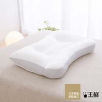 王樣の極夢枕，天絲 TENCEL 枕套，純白色枕芯，帶有灰色網格邊緣，枕頭表面有凹槽設計，放置於淺色床鋪上。