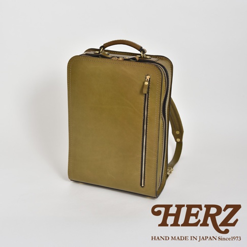 職人手作皮革商務電腦後背包 R-25，採用橄欖綠色皮革，配有黃銅色拉鍊和提把。