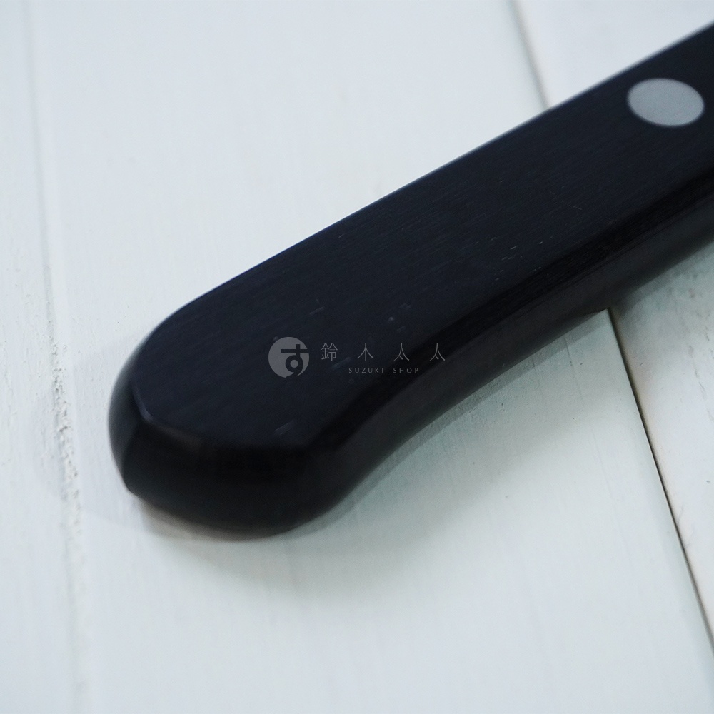 燕三條 VG-10 不鏽鋼水果刀手柄，黑色材質，帶有圓形銀色铆釘。