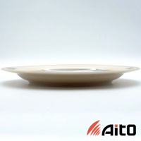 Anyware 美濃燒葉紋復古溫潤甜點盤 M，淺棕色盤身，盤緣有藍色葉紋裝飾，盤底中央有藍色與白色線條裝飾。