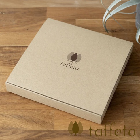 淺褐色紙盒，印有「taffeta」品牌標誌，為楓木盤 23cm 的包裝。